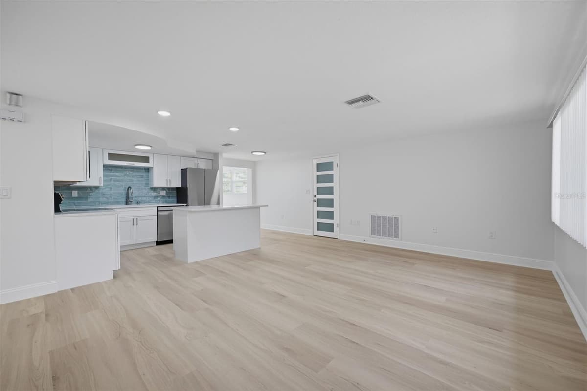 8411 LINCOLNSHIRE DRIVE — photo 4 of 48