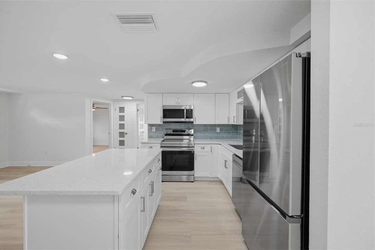 8411 LINCOLNSHIRE DRIVE — photo 9 of 48