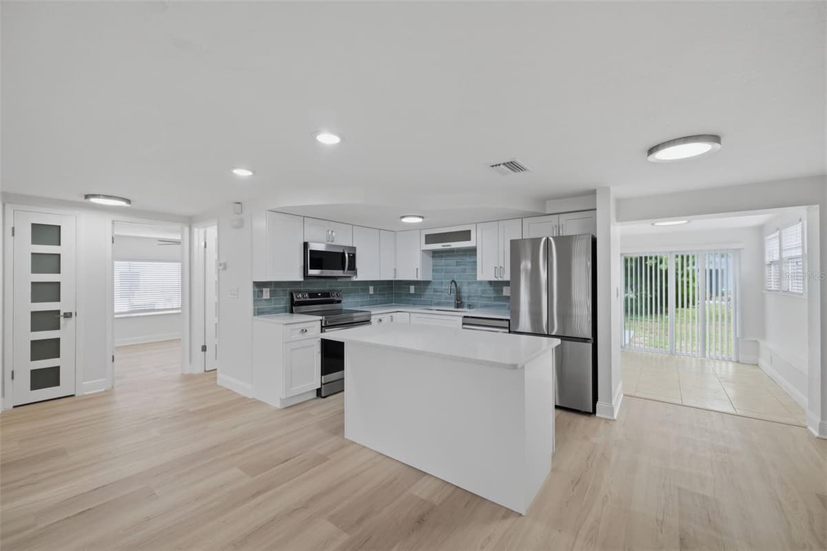 8411 LINCOLNSHIRE DRIVE — photo 8 of 48