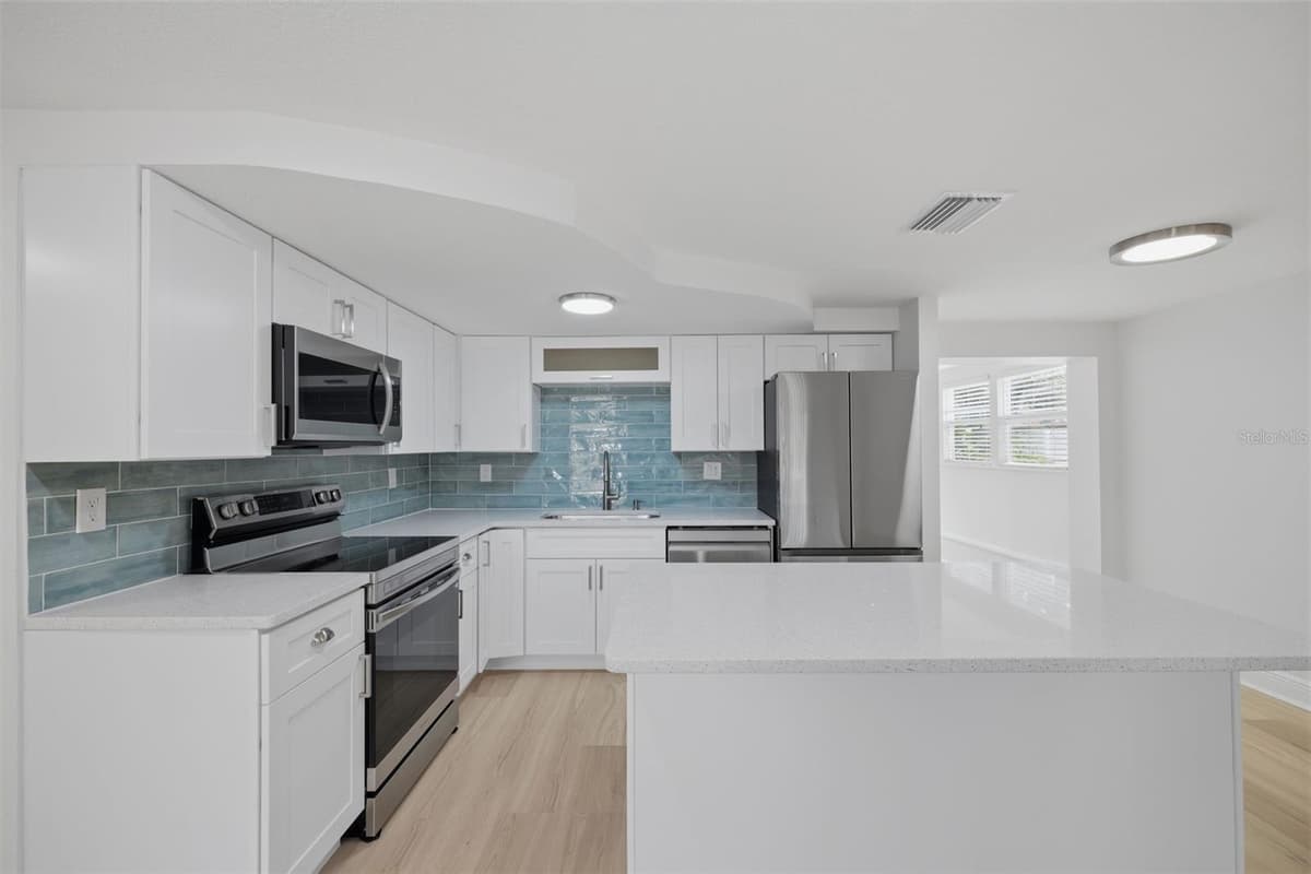 8411 LINCOLNSHIRE DRIVE — photo 7 of 48
