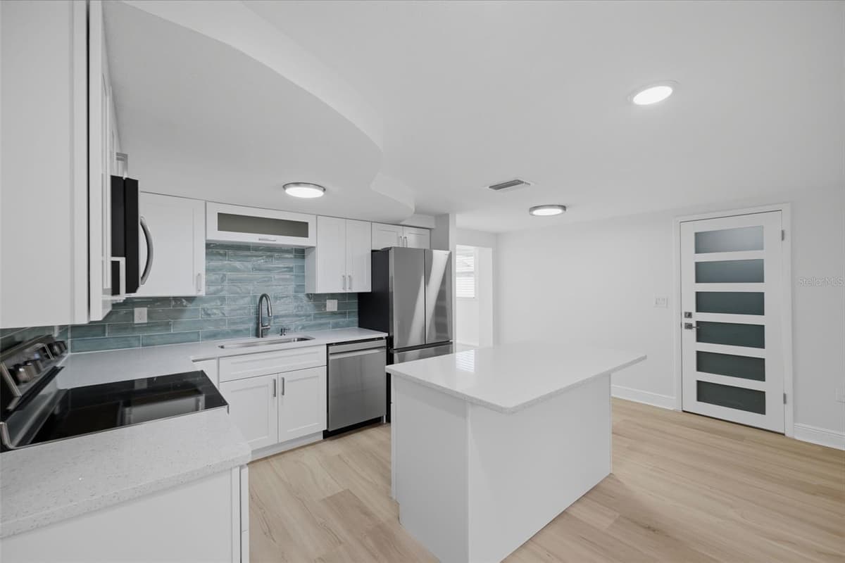 8411 LINCOLNSHIRE DRIVE — photo 6 of 48