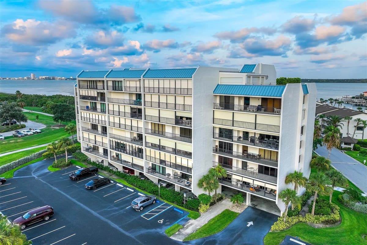 1581 GULF BOULEVARD — photo 3 of 27