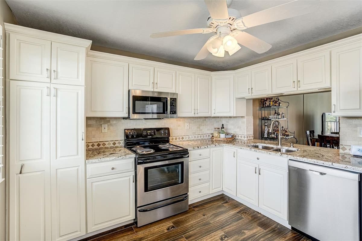 1581 GULF BOULEVARD — photo 10 of 27