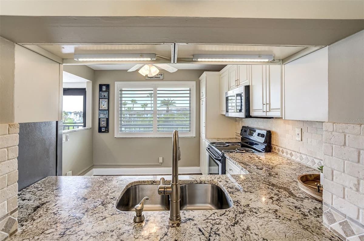 1581 GULF BOULEVARD — photo 11 of 27
