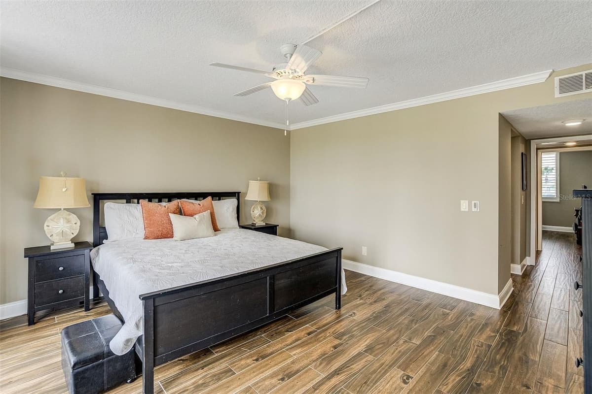 1581 GULF BOULEVARD — photo 14 of 27