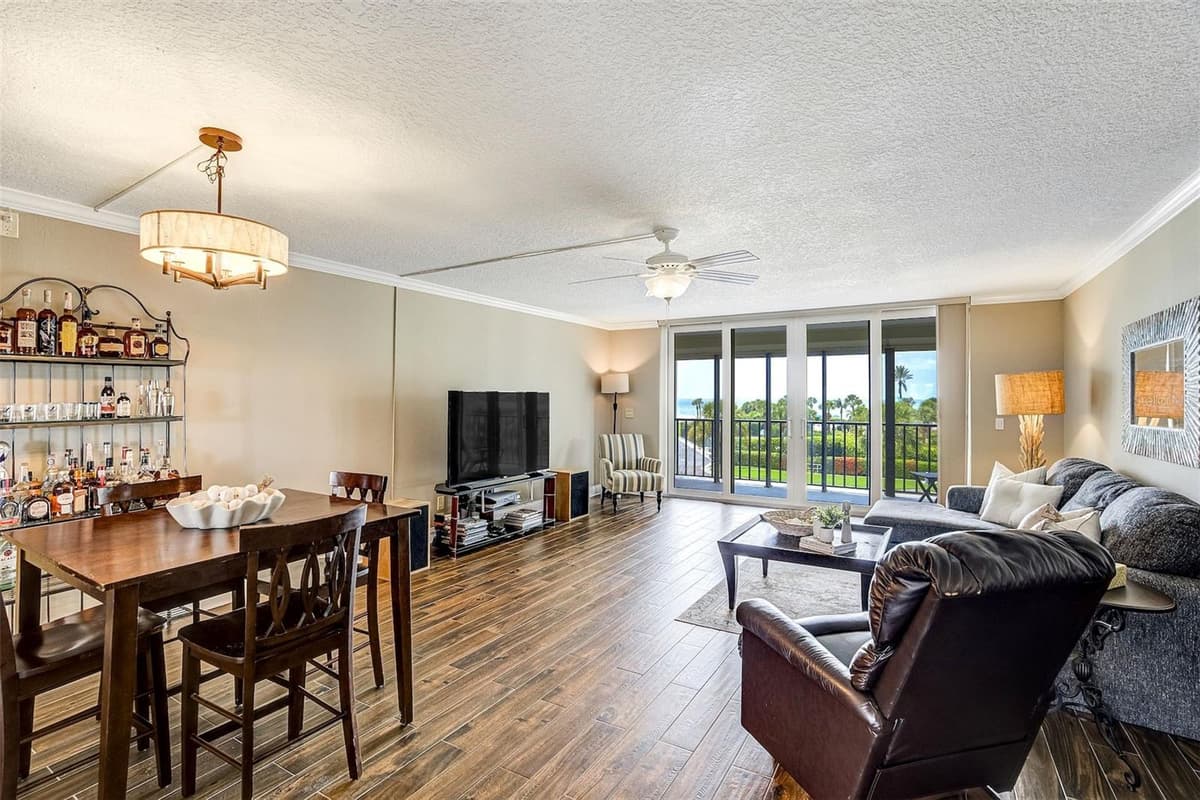 1581 GULF BOULEVARD — photo 4 of 27