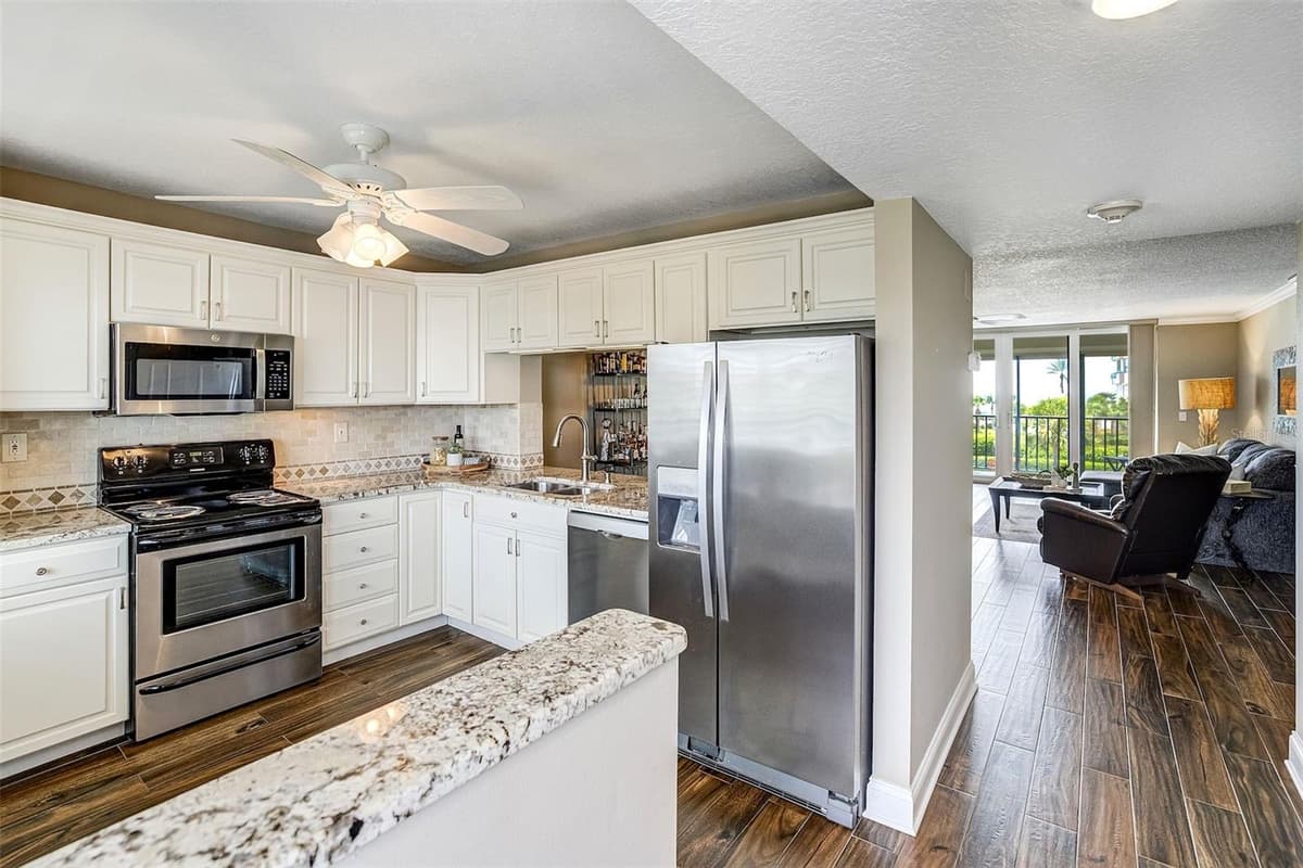 1581 GULF BOULEVARD — photo 9 of 27