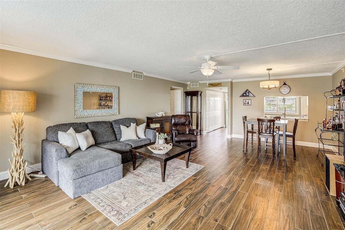 1581 GULF BOULEVARD — photo 7 of 27