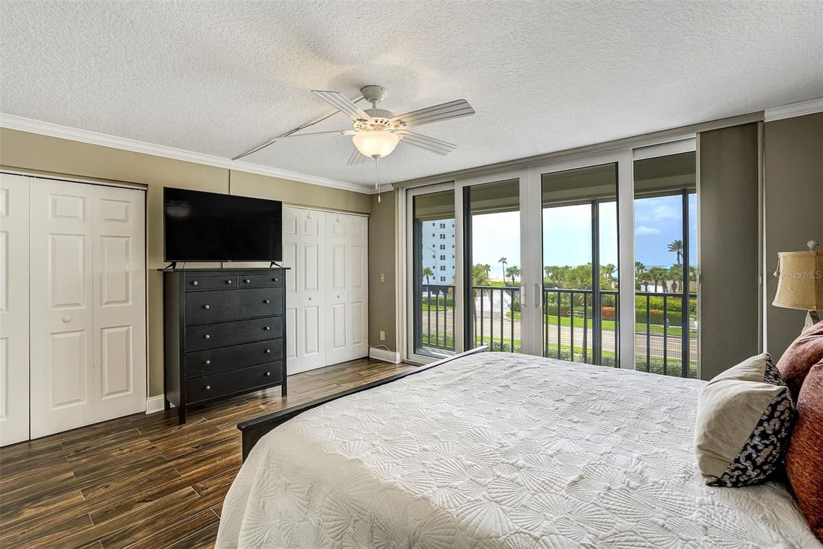 1581 GULF BOULEVARD — photo 15 of 27