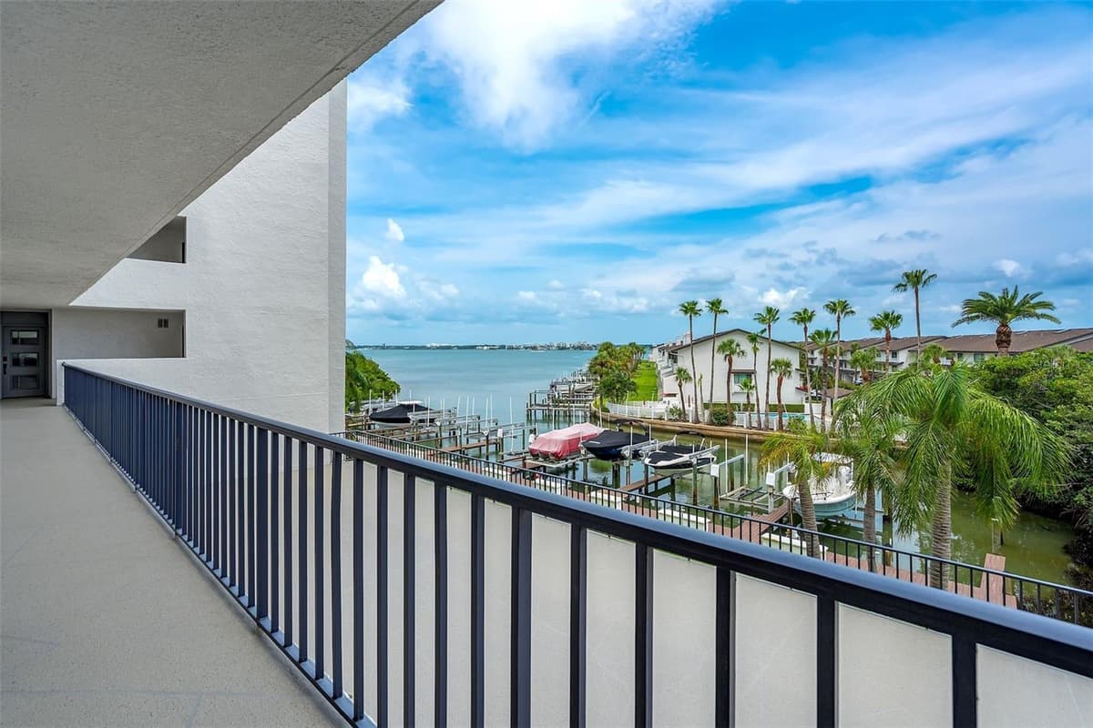 1581 GULF BOULEVARD — photo 23 of 27