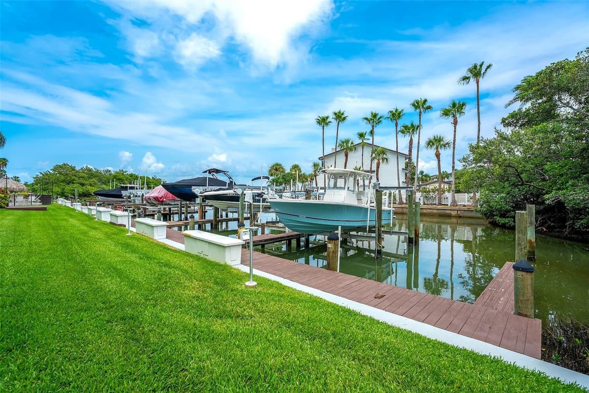 1581 GULF BOULEVARD — photo 24 of 27