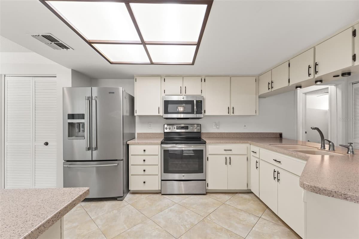 3420 HYDE PARK DRIVE — photo 15 of 38
