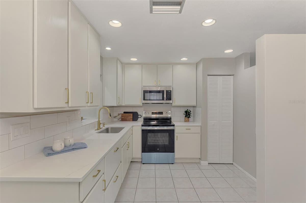 166 CHATHAM STREET — photo 13 of 42