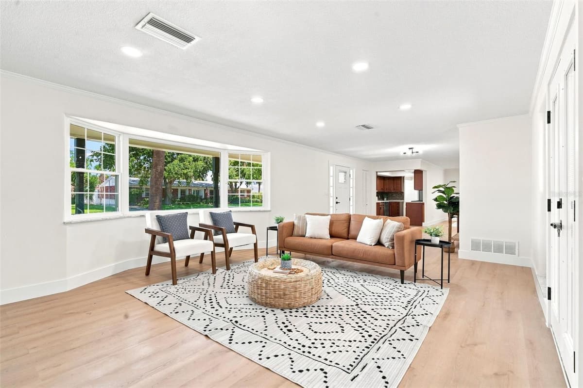 102 ANN RUSTIN DRIVE — photo 7 of 37