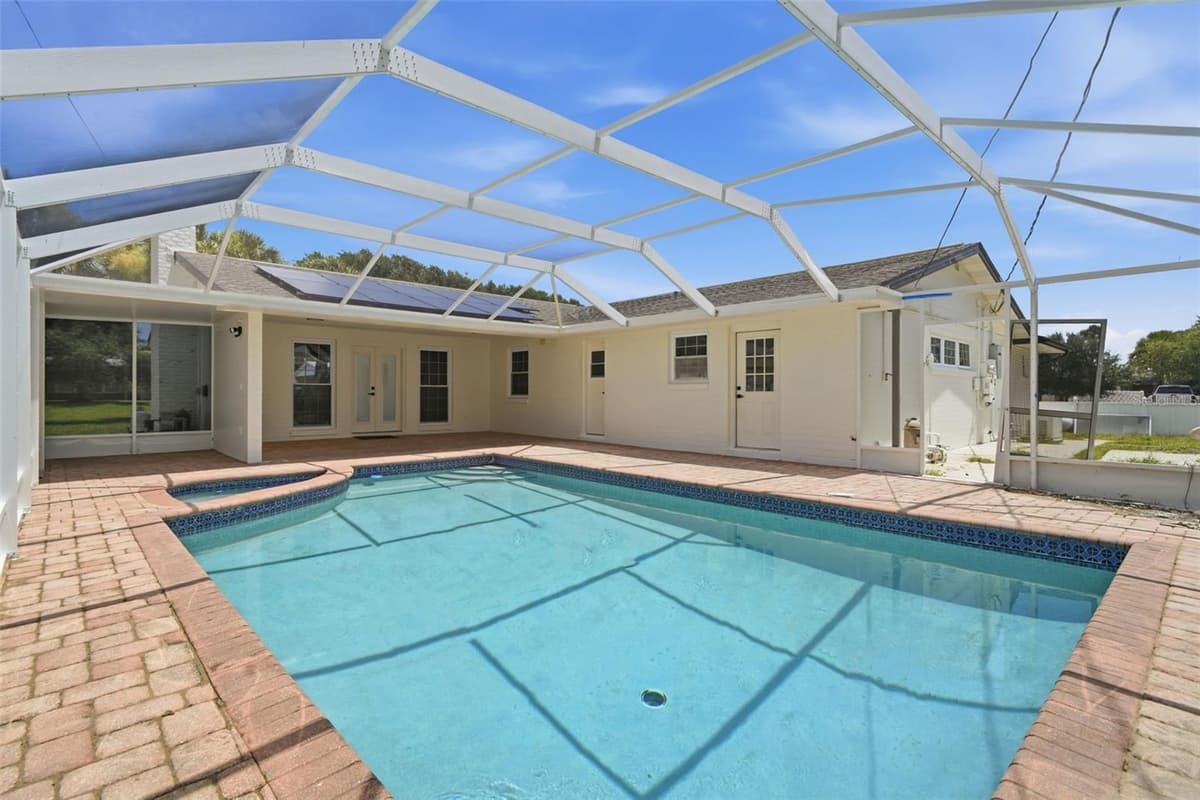 102 ANN RUSTIN DRIVE — photo 4 of 37