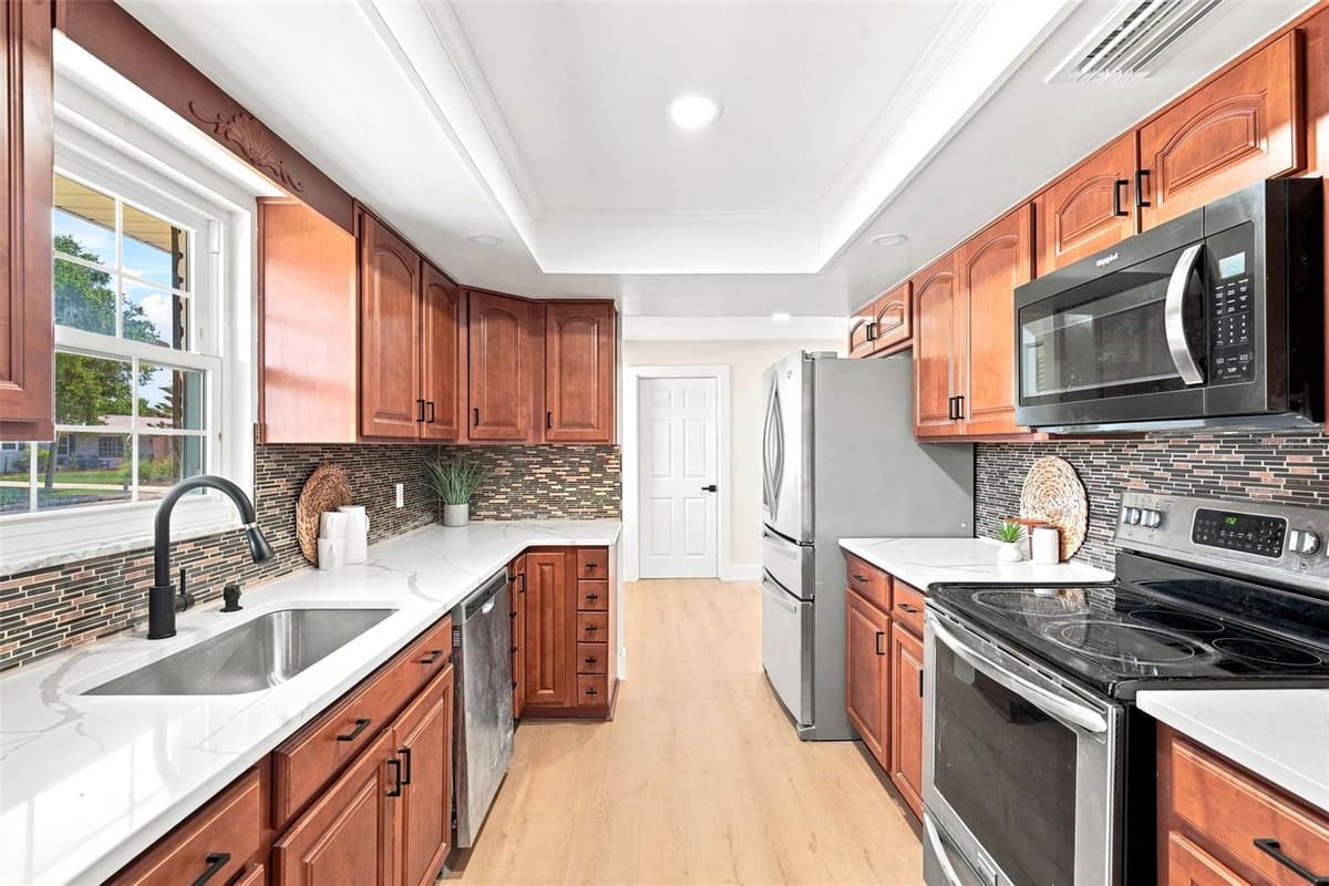 102 ANN RUSTIN DRIVE — photo 10 of 37