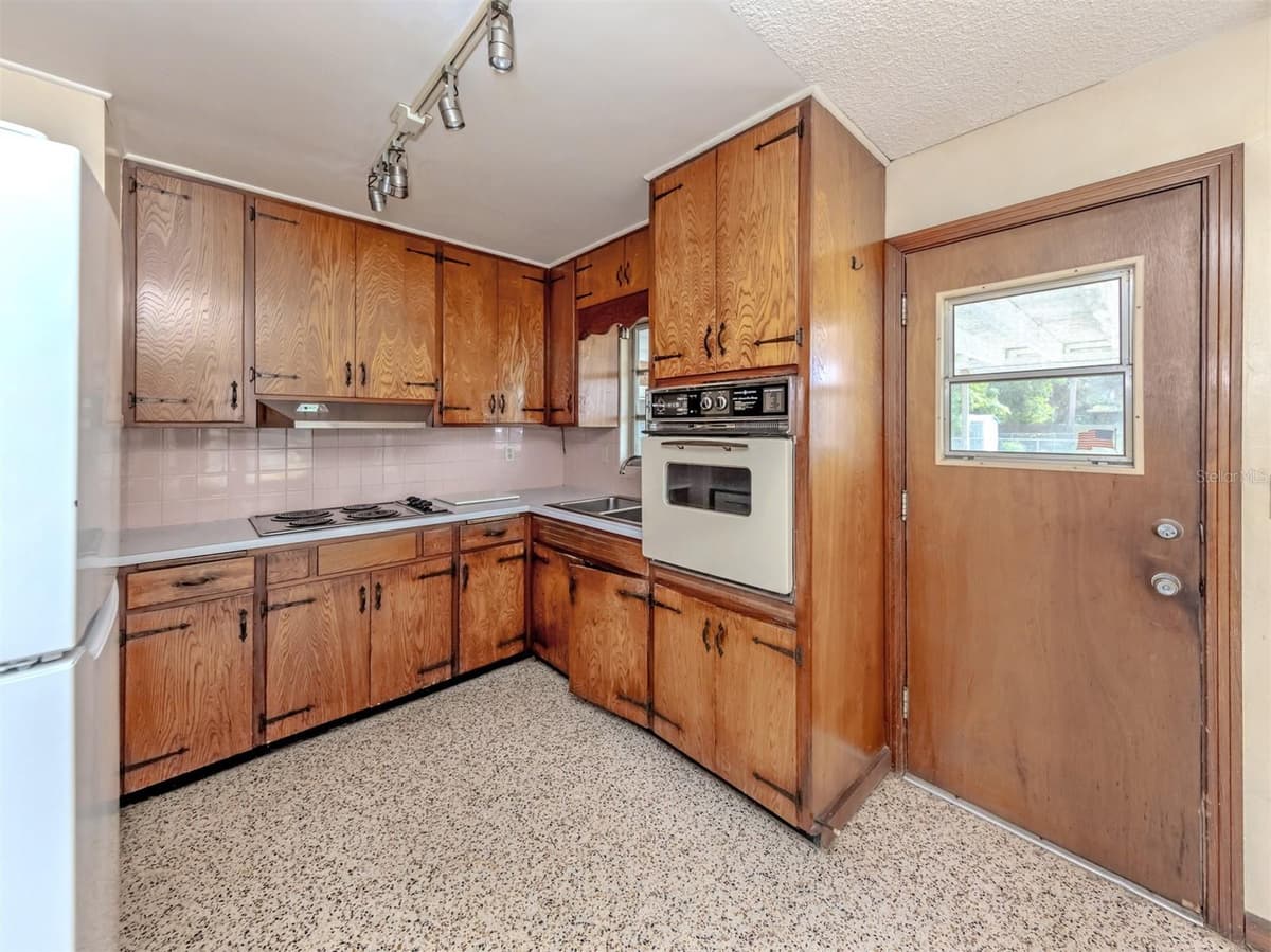 730 VENICE BOULEVARD — photo 4 of 67