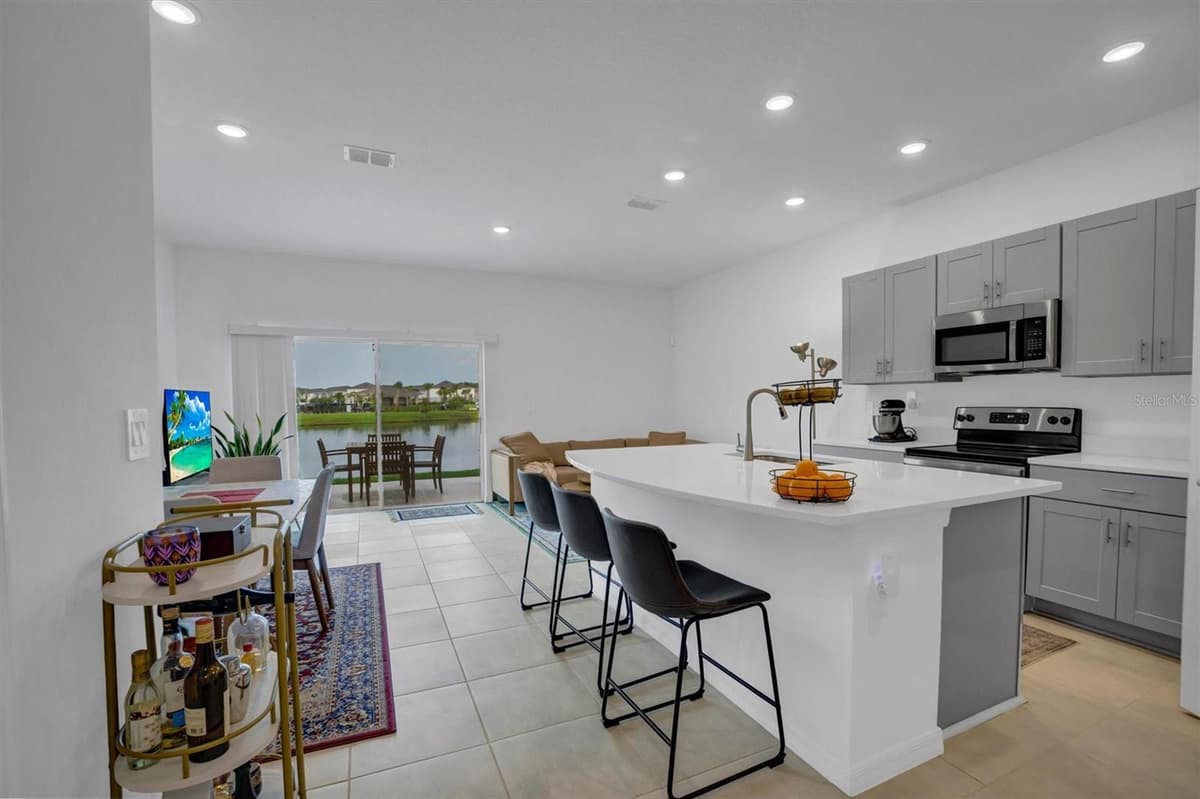 2256 PORTRAIT STREET — photo 11 of 47
