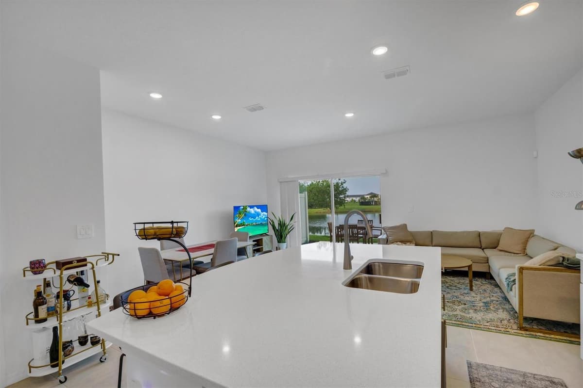 2256 PORTRAIT STREET — photo 12 of 47