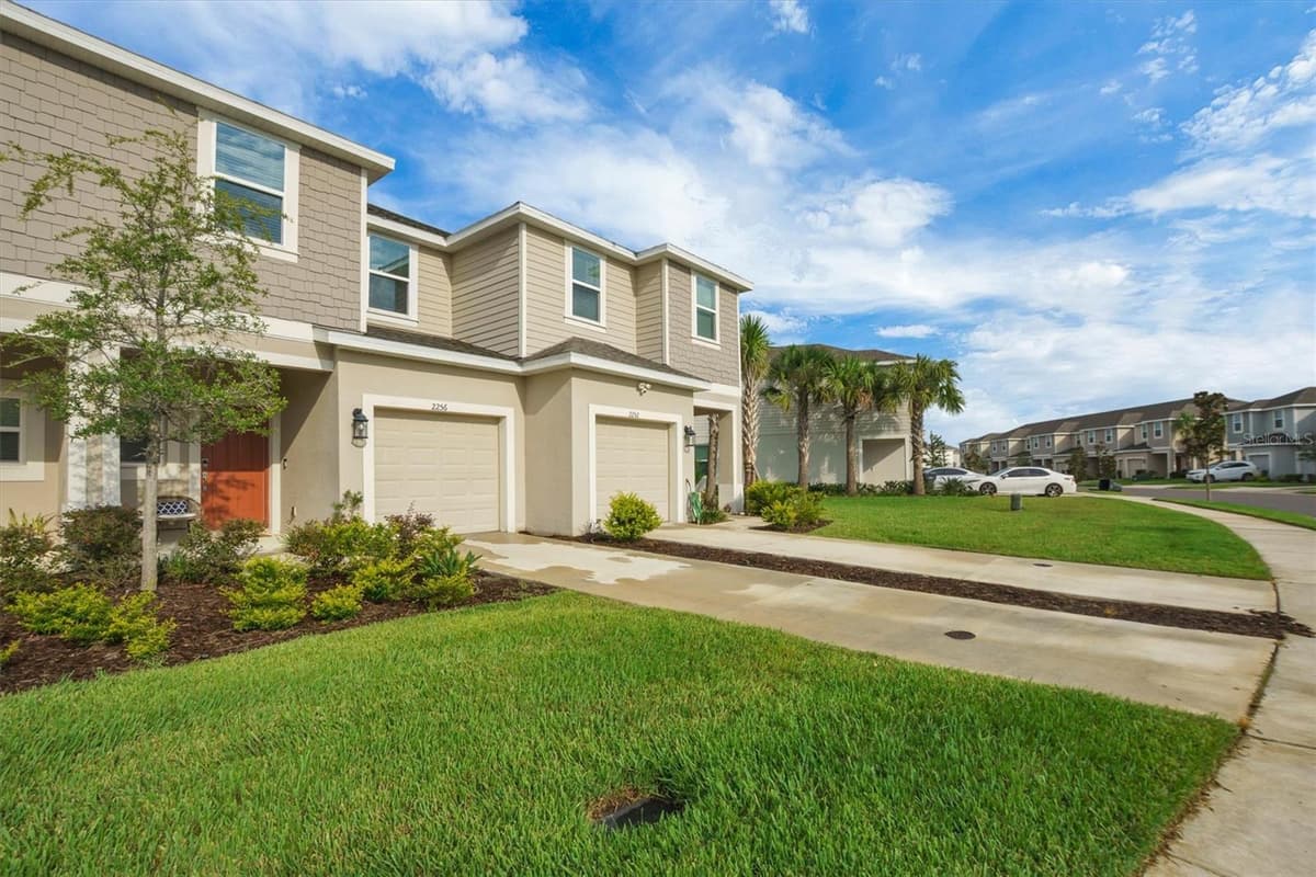 2256 PORTRAIT STREET — photo 5 of 47