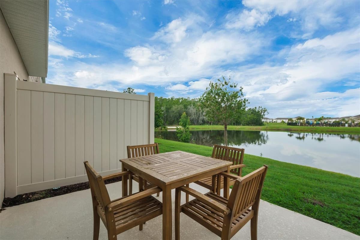 2256 PORTRAIT STREET — photo 3 of 47