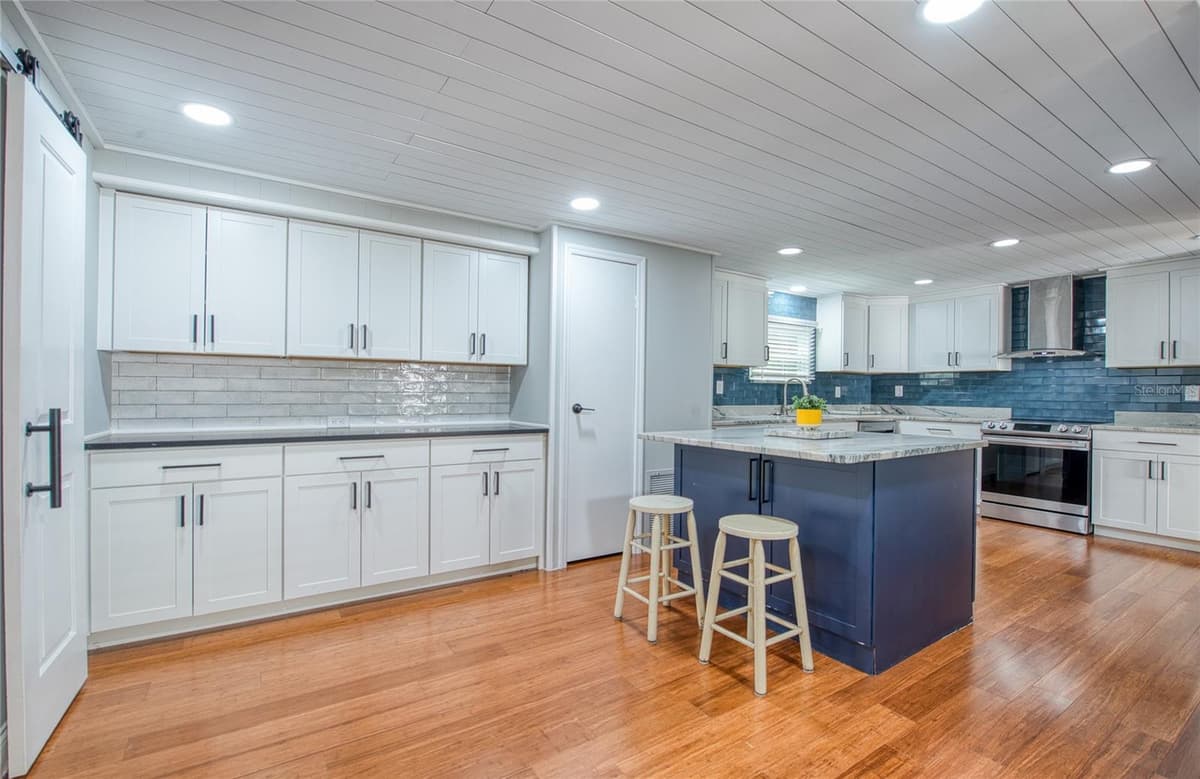 407 DOLPHIN DRIVE — photo 5 of 34