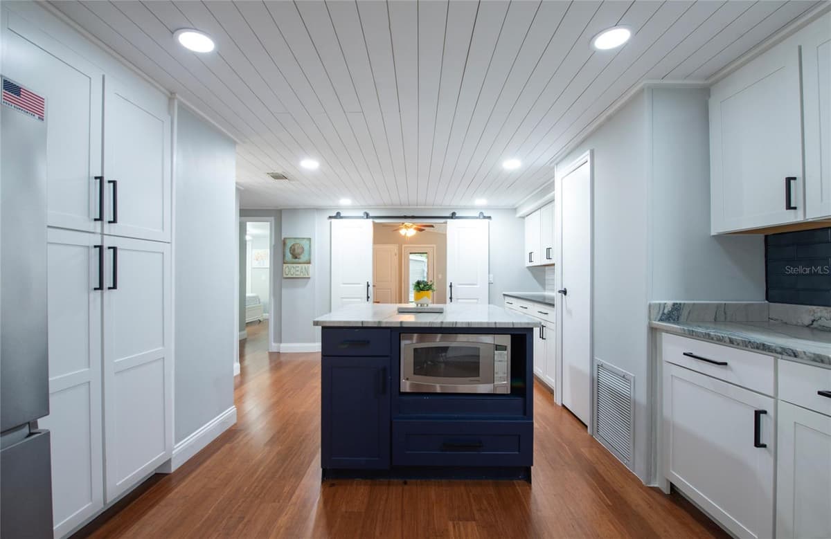 407 DOLPHIN DRIVE — photo 10 of 34