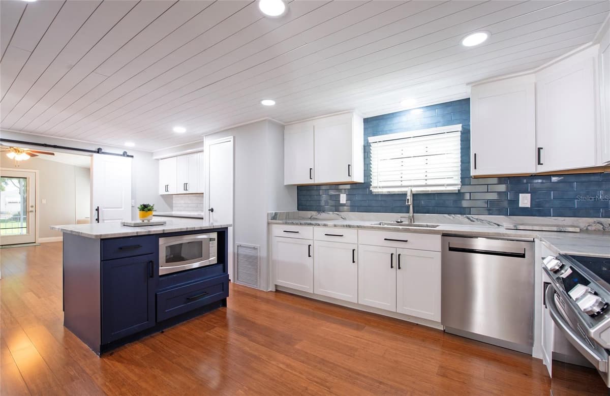 407 DOLPHIN DRIVE — photo 8 of 34