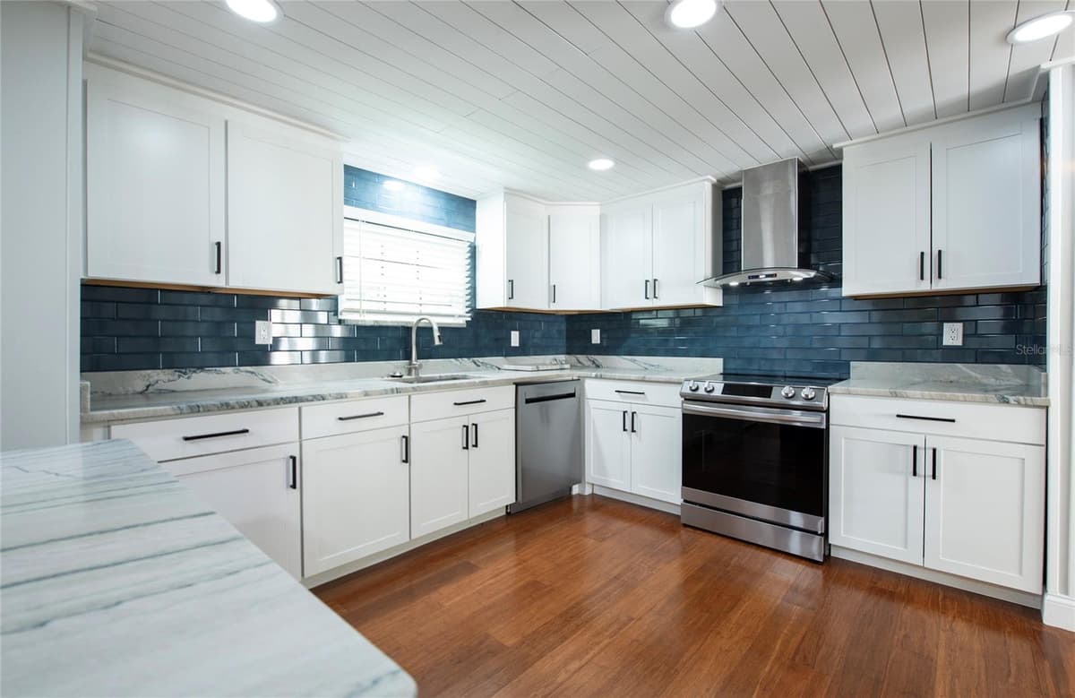 407 DOLPHIN DRIVE — photo 7 of 34
