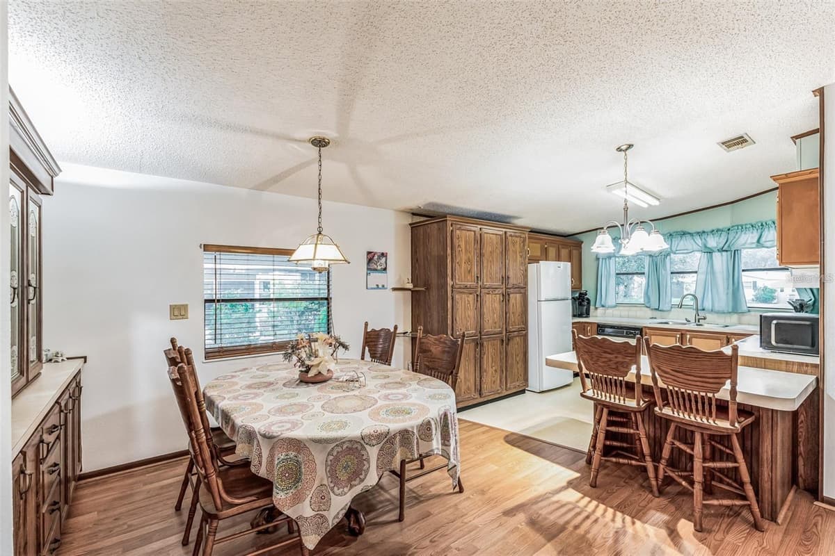 224 COVENT GARDEN AVENUE — photo 7 of 26