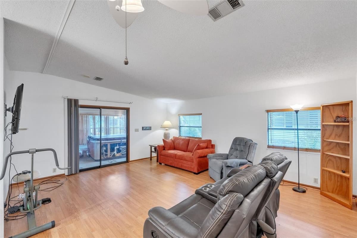 224 COVENT GARDEN AVENUE — photo 11 of 26