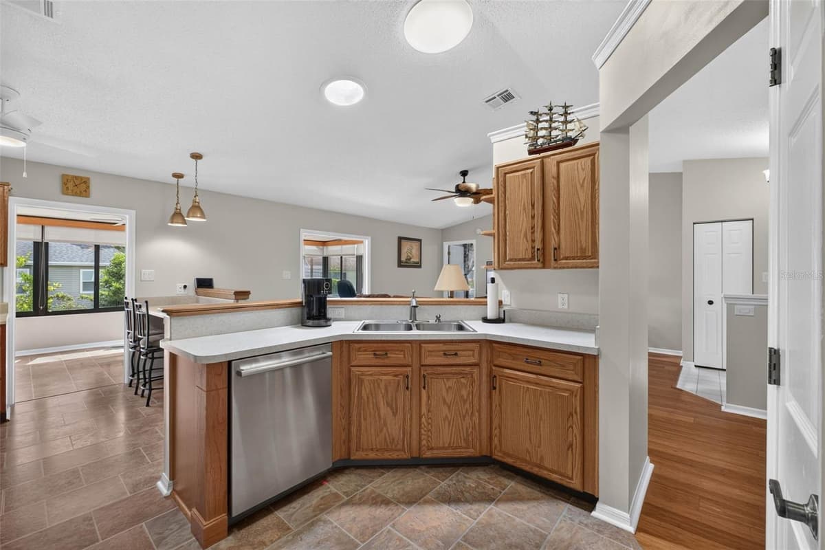 6031 SANDERLING DRIVE — photo 13 of 59