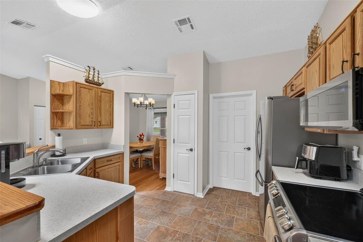 6031 SANDERLING DRIVE — photo 11 of 59