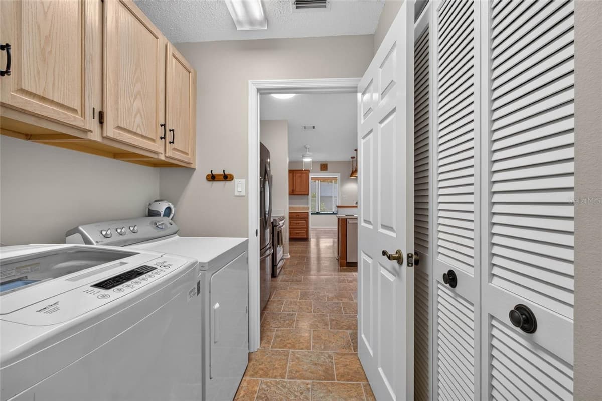 6031 SANDERLING DRIVE — photo 34 of 59