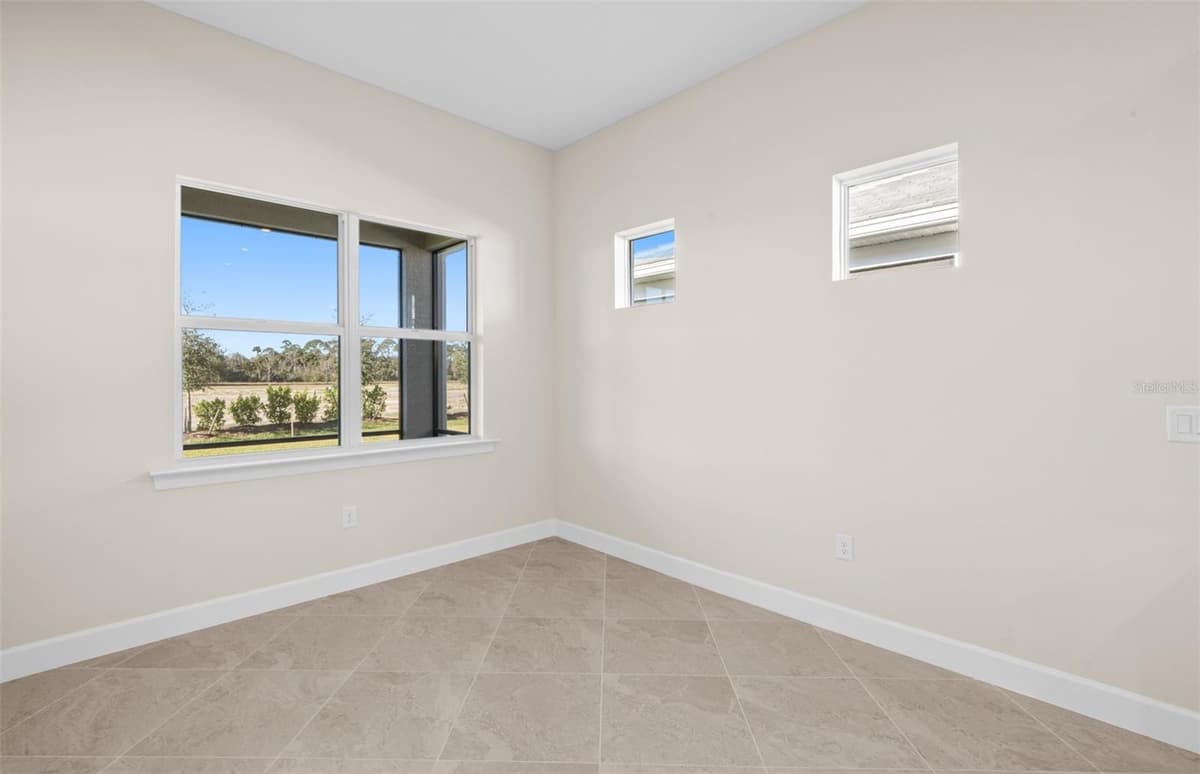 7621 FULHAM AVENUE — photo 11 of 37