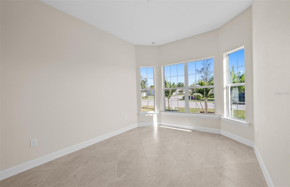 7621 FULHAM AVENUE — photo 9 of 37