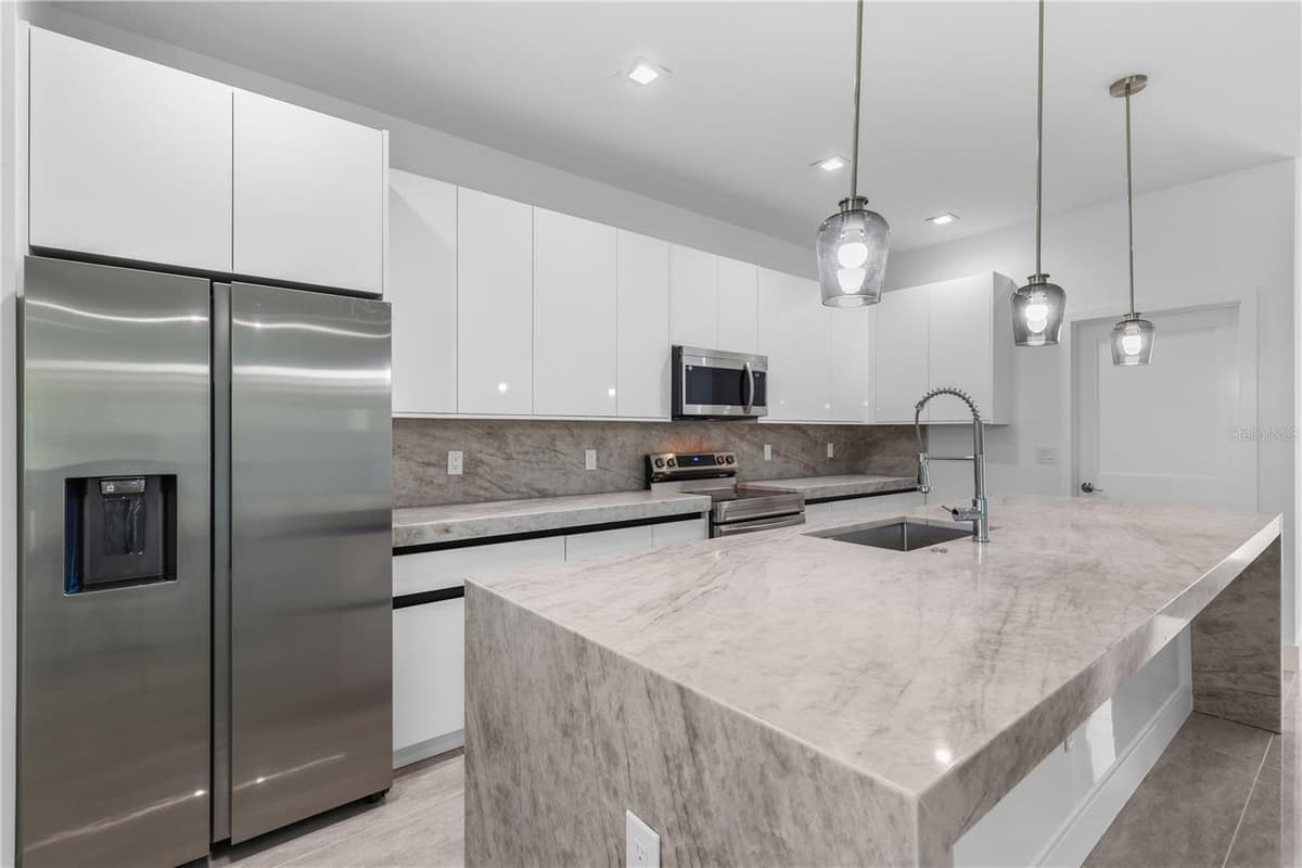 1142 DUTCHESS STREET — photo 7 of 51