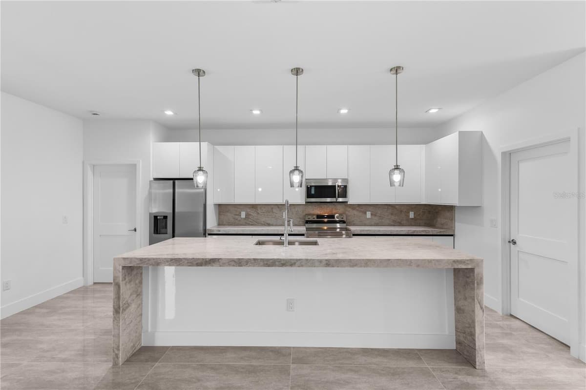 1142 DUTCHESS STREET — photo 5 of 51