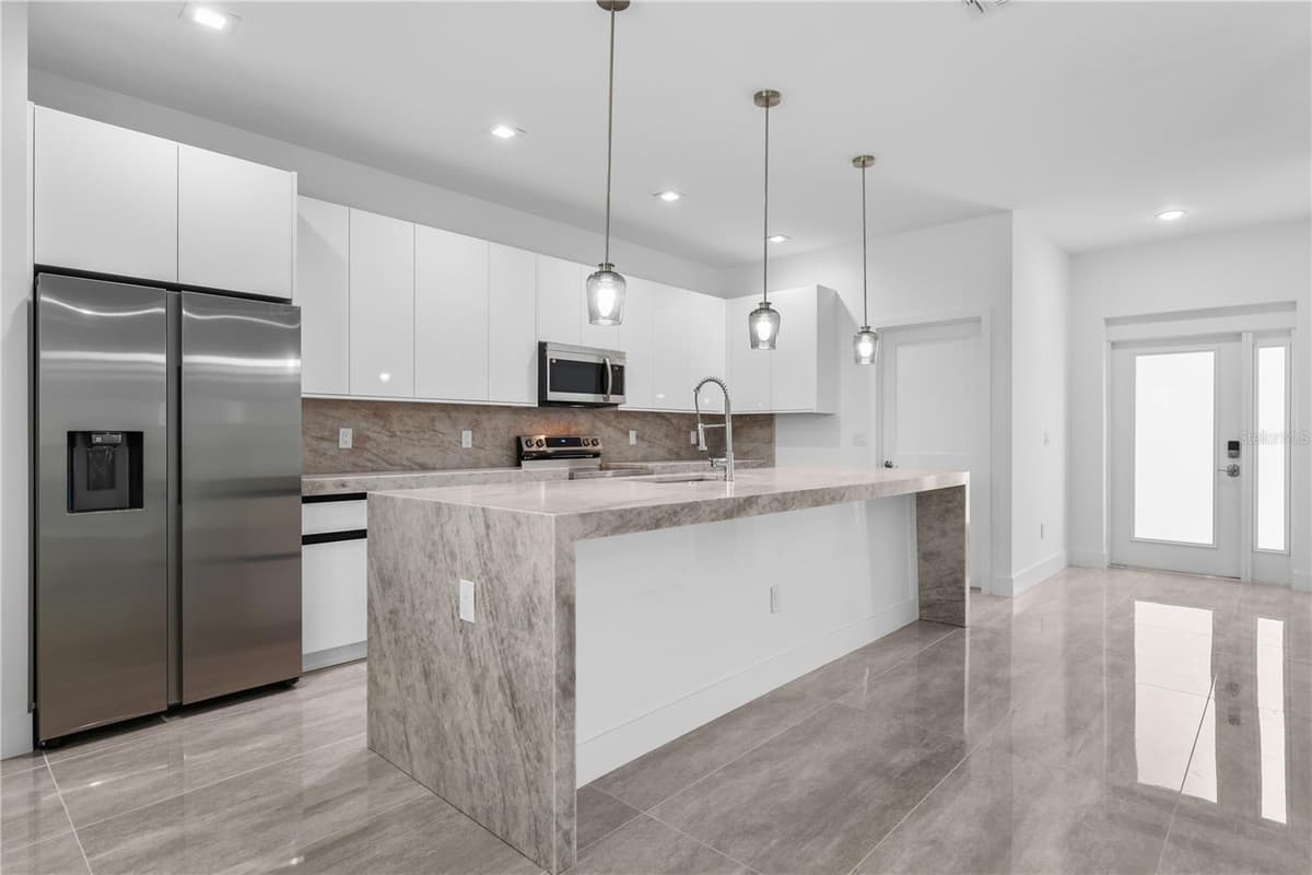 1142 DUTCHESS STREET — photo 6 of 51