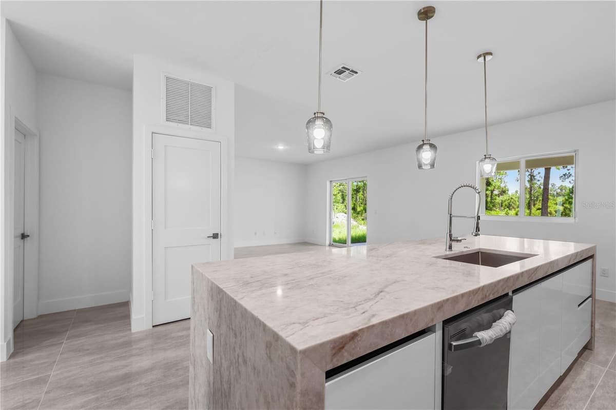 1142 DUTCHESS STREET — photo 10 of 51