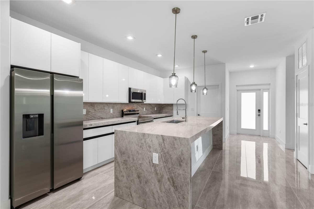 1142 DUTCHESS STREET — photo 8 of 51