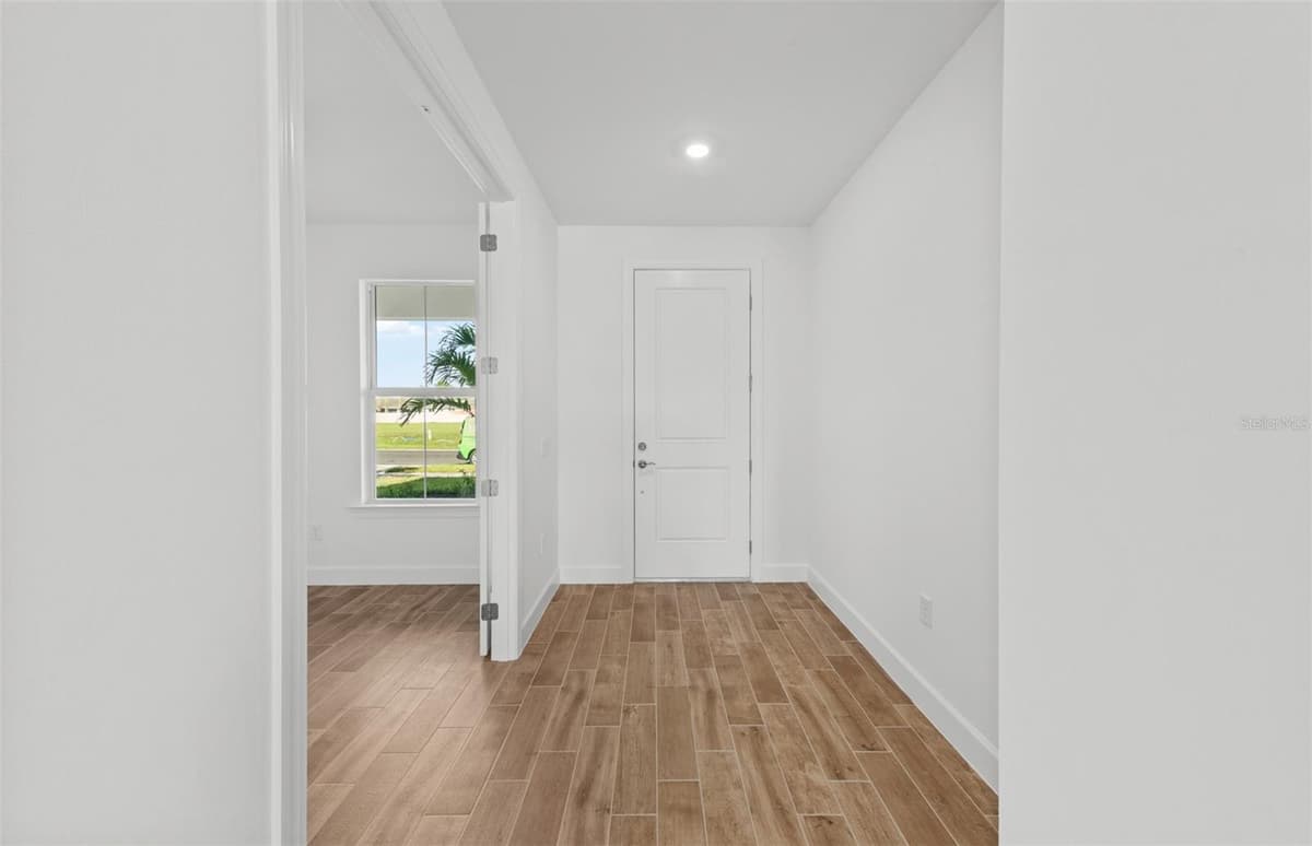 7617 FULHAM AVENUE — photo 9 of 44
