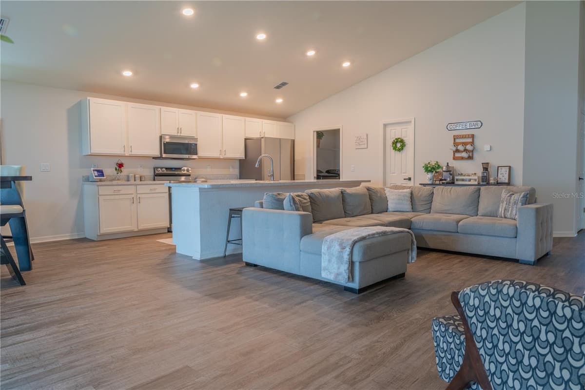 909 MONTGOMERY LANE — photo 4 of 30