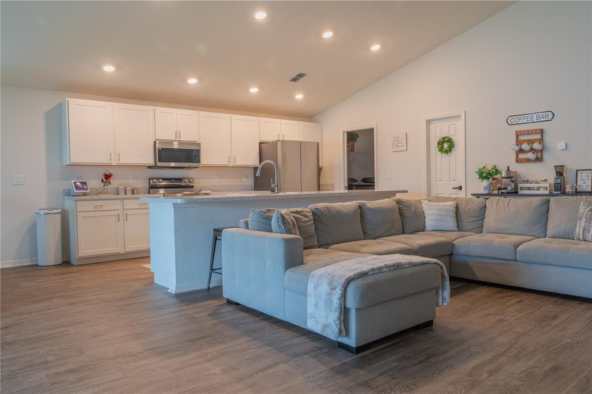 909 MONTGOMERY LANE — photo 3 of 30
