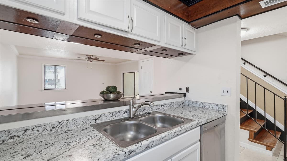 1412 OAK PLACE — photo 3 of 29
