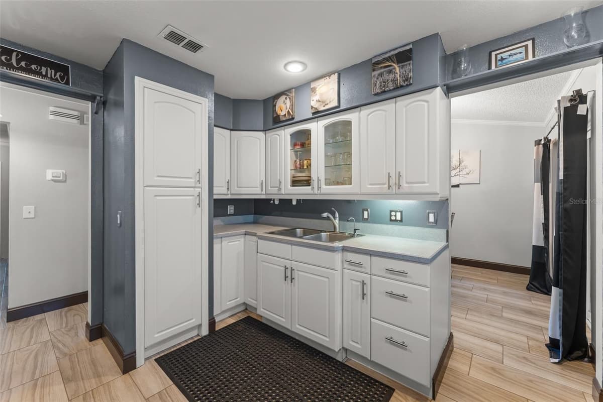 961 MILLENBECK AVENUE — photo 11 of 36