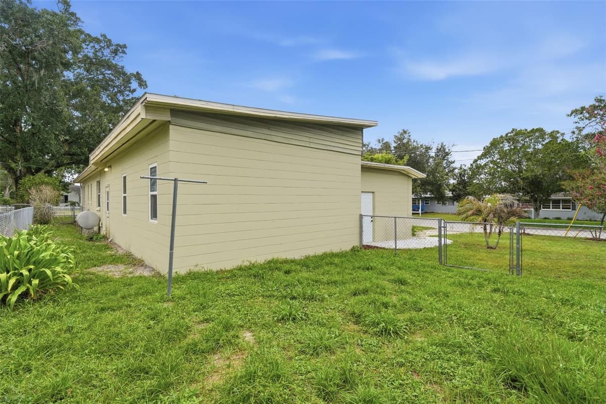 2506 DELANEY AVENUE — photo 35 of 41