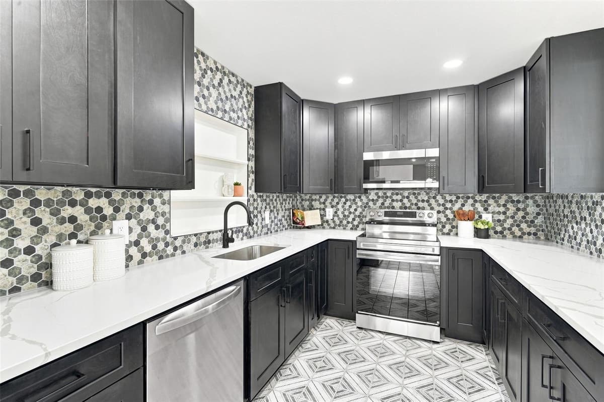 2506 DELANEY AVENUE — photo 9 of 41