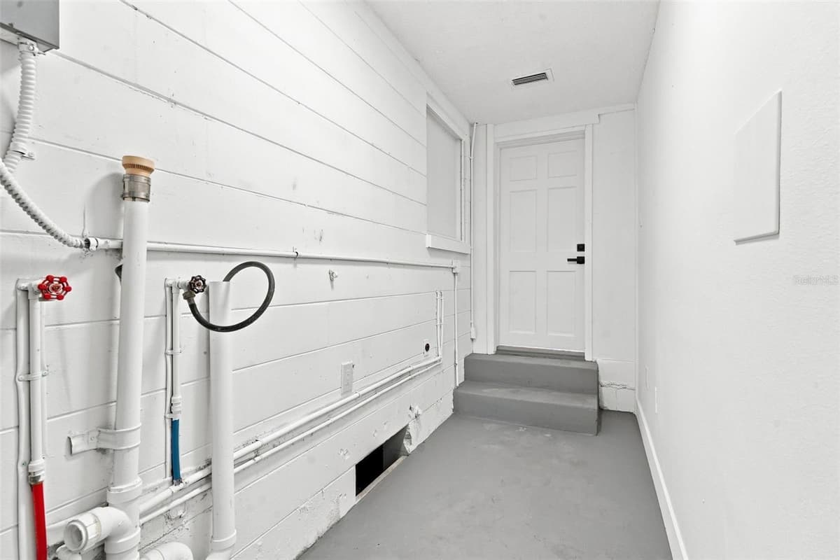 2506 DELANEY AVENUE — photo 34 of 41