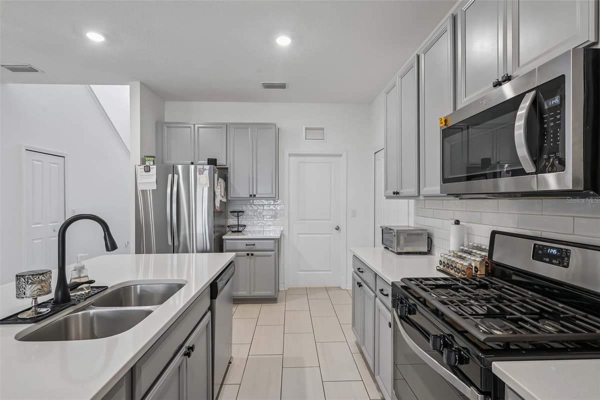 5518 LOS ROBLES COURT — photo 8 of 36